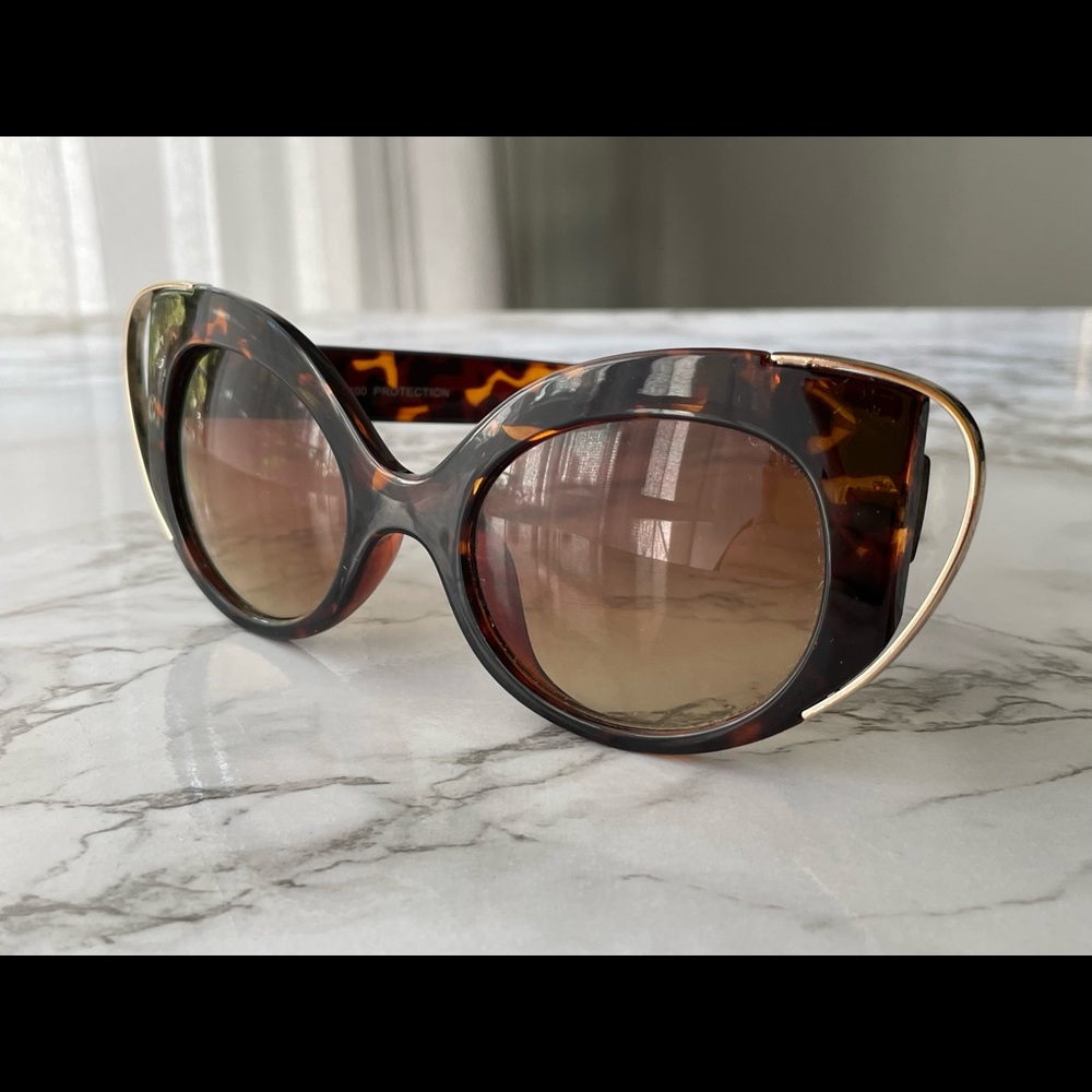 NWOT Large Cat Eye Sunglasses w/ Gold Hardware Details